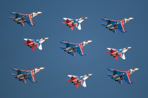 «Стрижи» и «Русские витязи» показали новую летную программу (Международный военно-технический форум "Армия-2020")