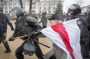 В Минске произошла стычка между силовиками и митингующими