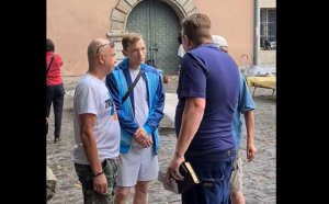 СБУ депортировала немца, который раздавал деньги в центре Львова