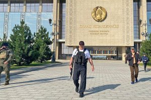 Батька снова вышел с автоматом В свой день рождения, как и неделю назад, президент Белоруссии появился у входа в резиденцию с оружием
