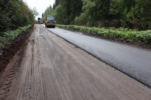 Асфальт к деревне Никуленки в Кирове укладывают прямо на глину