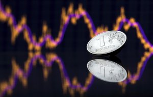 Рубль обвалился к доллару и евро на фоне геополитических рисков