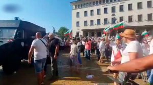 В столице Болгарии протестующие забросали полицейских яйцами и камнями