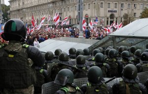 ОМОН начал жесткие задержания протестующих в центре Минска   (Задержано уже несколько десятков человек)