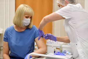 Почему Запад проигрывает в вакцинной гонке: Россию уже разоблачили, с трассы вылетел один из лидеров гонки — шведско-британская вакцина AstraZeneca