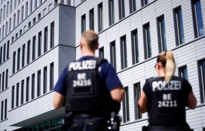 СМИ сообщили об усилении охраны Навального на случай нового покушения. Политику становится лучше, он может говорить и может вспомнить, что с ним происходило