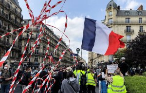 Число задержанных во время манифестации "желтых жилетов" во Франции увеличилось до 300   (Всего в акциях протеста приняли участие около 6 тыс. человек)