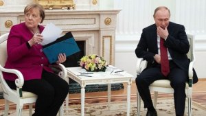Брюссель отказался прикрывать Меркель, если та не выполнит обещания Москве