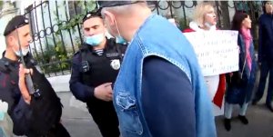 В Москве сорвали акцию Беломайдана, которую пытался организовать Ходорковский  (В Москве задержали протестующих у белорусского посольства)