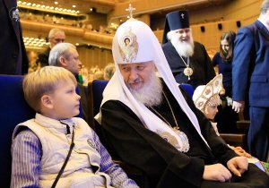 Если родители не будут приводить детей в храмы, нас ждут тяжелые времена, считает патриарх Кирилл