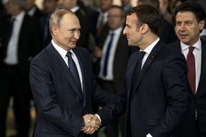 Раскрыто содержание разговора Путина и Макрона о ситуации с Навальным. Путин предположил, что Навальный мог сам принять яд