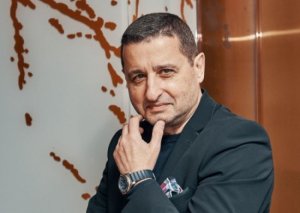 Известный политолог Александр Сосновский съездил в клинику, чтобы доказать, что Навальный сам разоблачил себя снимком из «Шарите»
