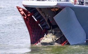 Российская десантура и морпехи готовы исправить ошибку Александра II, продавшего Аляску (Никогда еще наши пушки не гремели так близко к границам США, как в минувший понедельник)