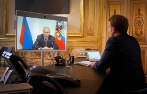 В Кремле не поверили, что Париж "слил" газете разговор о Навальном