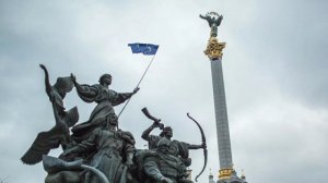 Евросоюз попросил Украину не воспринимать его как банкомат .