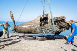 В Крыму со дна моря подняли американский истребитель P-39. В Крыму со дна моря подняли американский истребитель (видео)