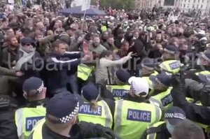 Протестующие против изоляции из-за коронавируса в Лондоне ранили полицейских
