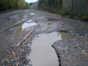 В Лянгасово вблизи железнодорожной станции на пешеходов может упасть бетонный забор