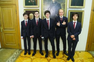 Российские школьники обошли американцев на математической олимпиаде в Санкт-Петербурге   (С почетным вторым местом их поздравили министр просвещения России)