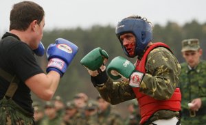 Читатели «Дейли мейл» об испытаниях спецназовцев Росгвардии на право носить карповый берет: а канадский спецназ соревнуется, чьи обнимашки уютнее