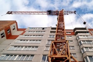 Цифровые технологии могут снизить себестоимость строительства на 20%. Объемы ввода жилья восстановятся в 2021 г. Правительство расширило обязательства регионов по решению проблем обманутых дольщиков