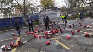 Во Владивостоке митингующие докеры закидали касками свое начальство (фото + видео)