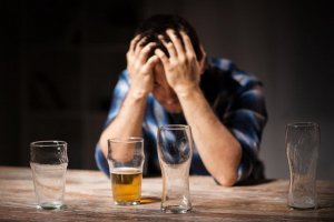 Каждый четвертый пожилой мужчина страдает алкоголизмом, заявил эксперт. Порядка 50% и больше самоубийств связаны с стоянием алкогольного опьянения