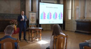 Премьер-министр Украины предсказал отмену пенсий