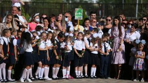 13 школьников потеряли сознание во время линейки в Великих Луках