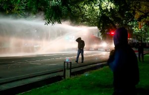 Минфин Киргизии прекратил финансовые операции и признал власть народа (много фото)