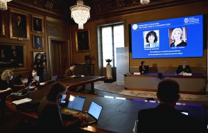 Нобелевскую премию по химии присудили за метод редактирования генома