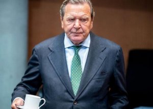 Герхард Шрёдер подает в суд на Bild за публикацию слов Навального про «мальчика на побегушках у Путина»  (В партии Меркель призвали Шрёдера покинуть "посты в России" из-за инцидента с Навальным )