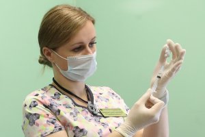 Как мужчины и женщины реагируют на вакцину от COVID-19