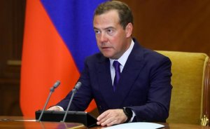 Вакцины нет, но вы держитесь: Кремль назначил того, кто победит ковид в России Дмитрий Медведев уже призвал обеспечить россиян бесплатными лекарствами