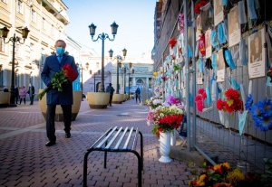 Беглов пришёл к стихийному мемориалу медикам, умершим от коронавируса