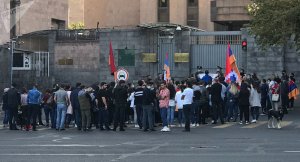 К посольству России в Ереване вышли армянские женщины