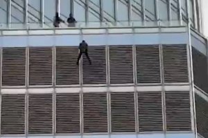 Выходец из Киргизии повис на небоскребе в Чикаго и потребовал разговора с Трампом