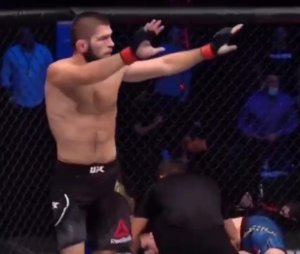 Российский боец Хабиб Нурмагомедов победил в бою с американцем Джастином Гейджи