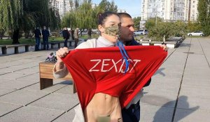 [Воскресное] Зеленского возле участка встретила голая активистка FEMEN  (+18)