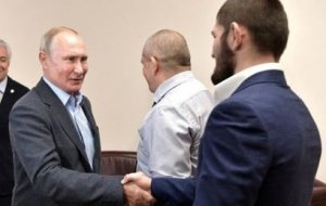 Президент России Владимир Путин пригласил завершившего карьеру Хабиба Нурмагомедова в Кремль