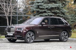 Куле нам ваши проблемы: в Челябинске появился невероятно дорогой Rolls-Royce Cullinan (угадайте чей)