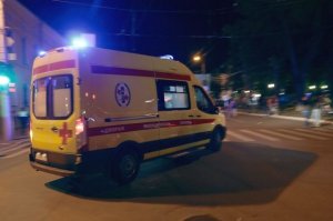 «Человек умирает». В Омске отчаявшиеся медики привезли пациентов к зданию минздрава