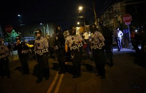 В Филадельфии ввели комендантский час из-за беспорядков после смерти афроамериканца  (В Филадельфии за время беспорядков задержали свыше 170 человек  )