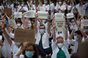 В разгар пандемии испанские медики вышли на общенациональную забастовку