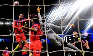 Daily Mail (Великобритания): «Пусть на них смотрит весь мир и пусть им будет стыдно»  (Лишь четверо футболистов Краснодара встали на колени в поддержку Black Lives Matter, соцсети негодуют)