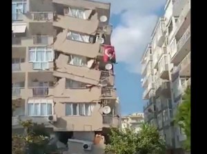 У побережья Турции произошло землетрясение, а после него — цунами. В городе Измир много разрушенных домов