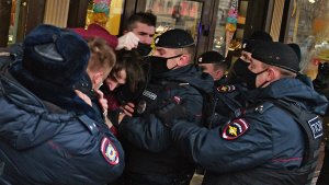 Мусульман приняли в полиции. В Москве разогнали акцию против президента Макрона.