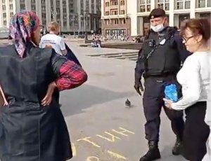 В Москве пенсионера оштрафовали за выложенную пшеном на Манежной площади надпись "Путин во"