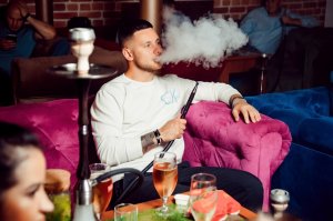 FOX5 Television Stations (США) Мужчина был убит, после массовой перестрелки, в кальянной города Уолдорф