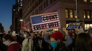 Волна протестов охватила США на фоне проходящих в стране выборов президента